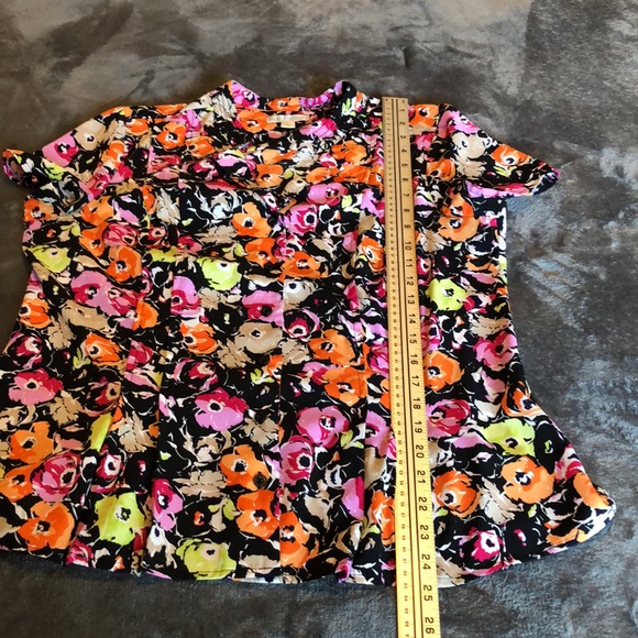 Women’s size medium polyester Dana Buchman button down multi colored shirt - Picture 5 of 7